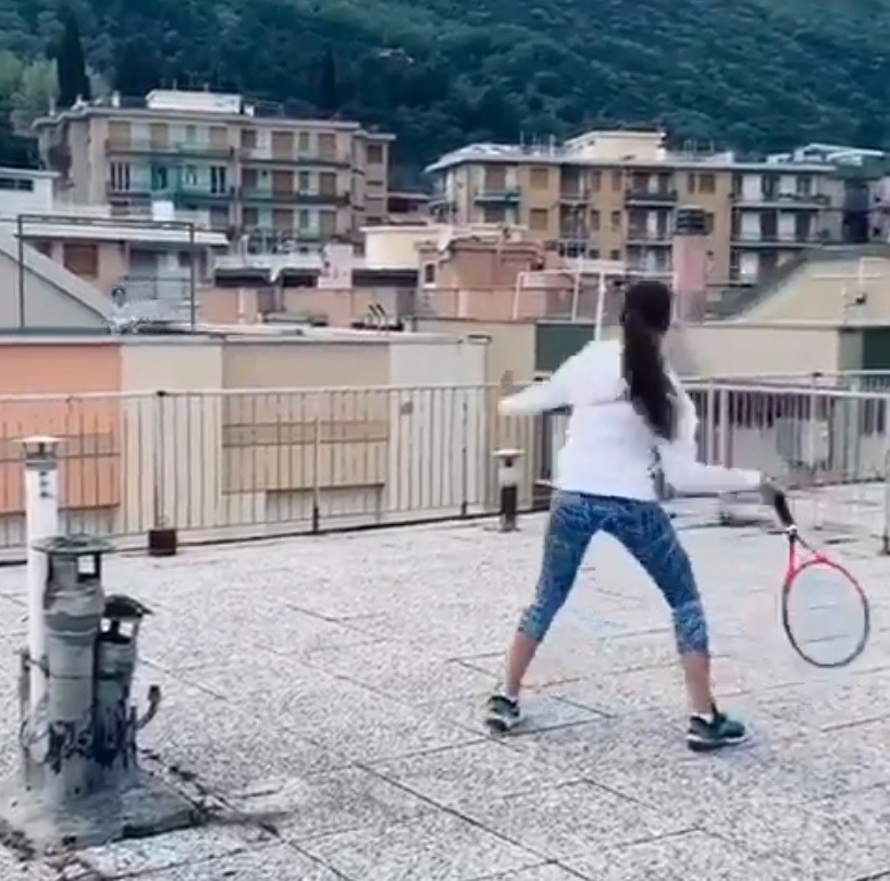Adolescentes viralizam ao jogam tênis no telhado durante isolamento (Foto: reprodução/instagram)