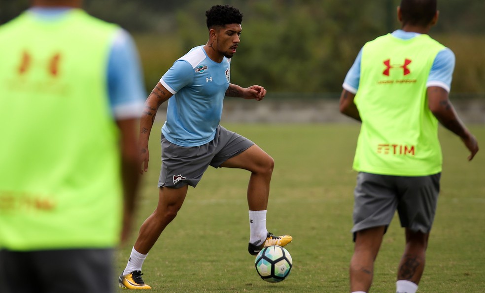Na sexta-feira, Douglas participou de coletivo no CT (Foto: Lucas Merçon/Fluminense FC)