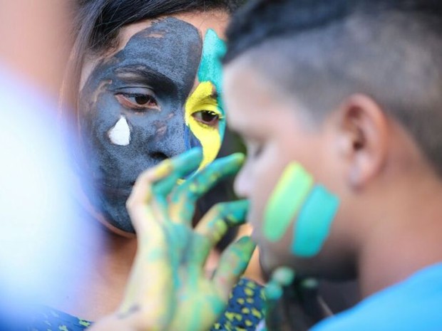 27 AL Jovens pintam rostos para manifestação em Maceió (Foto: Jonathan Lins/G1)