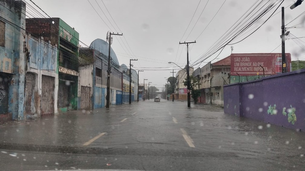 Rua Imperial, na Zona Sul do Recife, ficou alagada apÃ³s chuvas deste domingo (16) â€” Foto: Wanessa Andrade/GloboNews