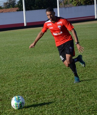 Após contraproposta, destaque da Série B fica a detalhes do Grêmio