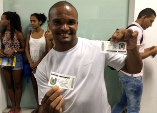 Adams Moreira Silva, torcedor do Bahia, chegou na fila dos ingressos às 3h30 (Foto: Tamires Fukutani)