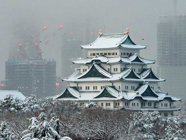 Neve cobriu telhados de um castelo em Nagoya. (Foto: Jiji Press / AFP Photo)