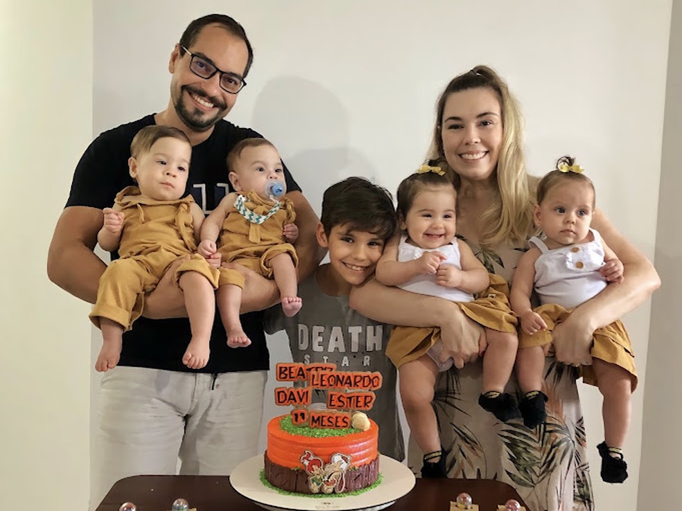 Família comemorando primeiro 'mêsversário' dos quadrigêmeos — Foto: Shimeny Lima/Arquivo pessoal