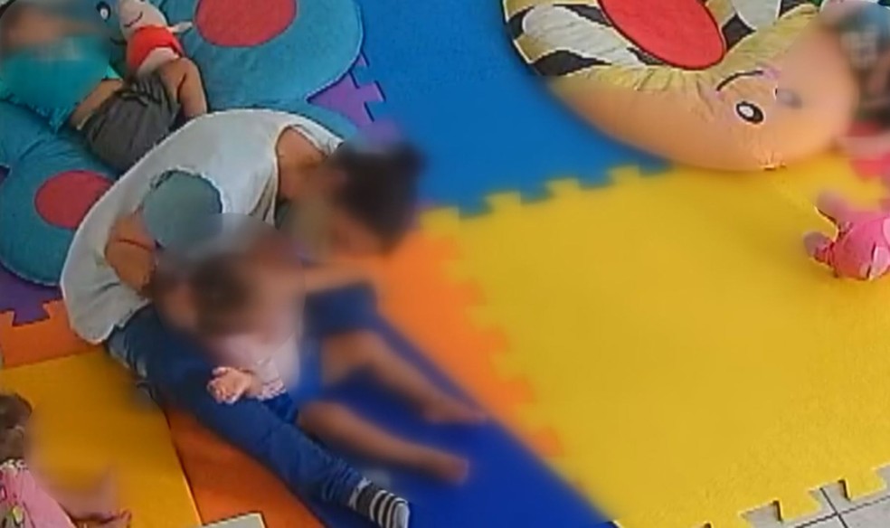 Criança de 1 ano foi agredida por professora em escola particular em Praia Grande, SP — Foto: Reprodução
