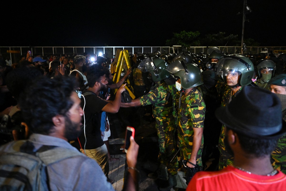 Forças de segurança derrubam acampamento de manifestantes no Sri Lanka | Mundo