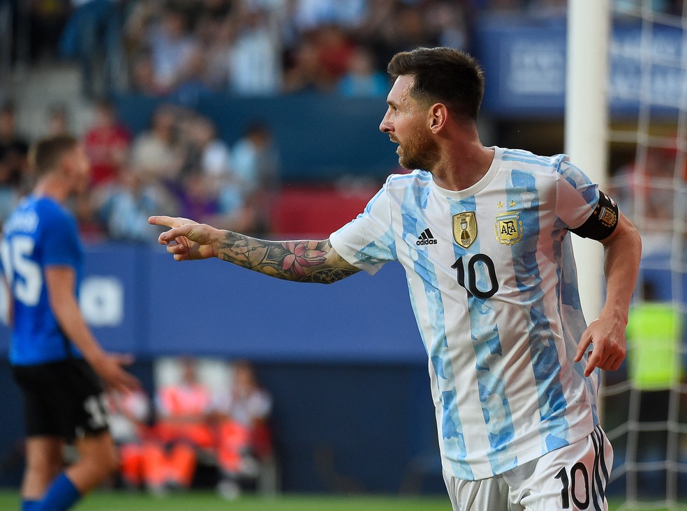 Messi comemora gol pela Argentina em amistoso contra a Estônia — Foto: AFP