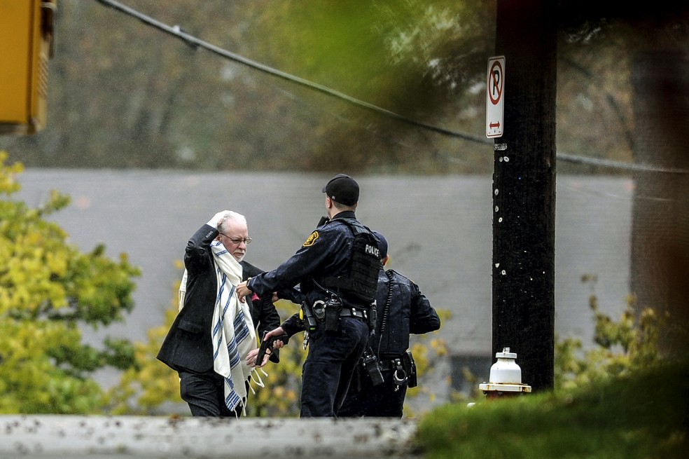 Homem é escoltado para fora da sinagoga Árvore da Vida pela polícia após tiroteio em Pittsburgh (EUA) — Foto: Alexandra Wimley/Pittsburgh Post-Gazette via AP