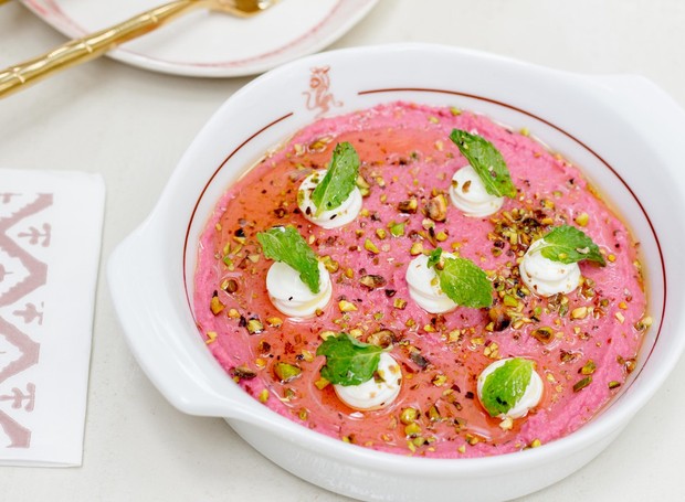Você pode finalizar o pink homus com pistache, hortelã e azeite (Foto: Gustavo Steffen / Divulgação)