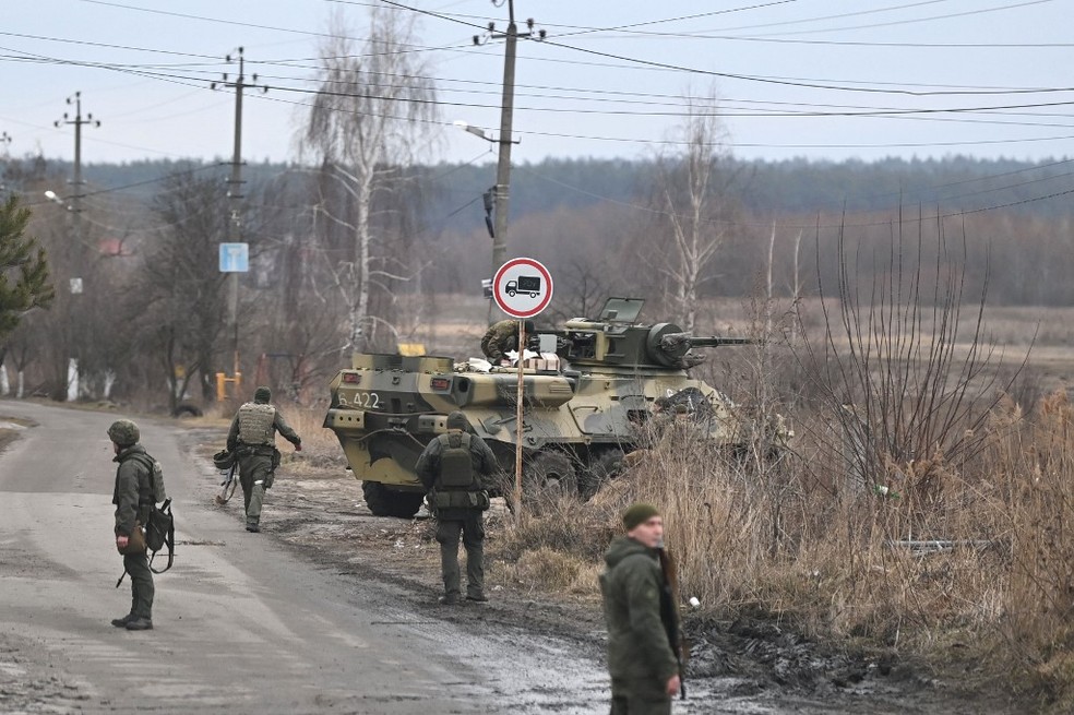 Militares e tanque ucranianos perto da cidade de Kiev, em 24 de fevereiro de 2022 — Foto: Daniel Leal/ AFP