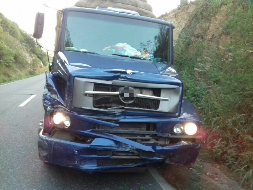 Caminh&atilde;o n&atilde;o conseguiu frear e acabou atropelando motociclista, que j&aacute; havia sido atingido por carro, na BR-232, em Pombos (Foto: Divulga&ccedil;&atilde;o/PRF)