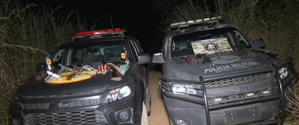 Explosivos, armas e munição apreendidos pelas polícias de GO e do DF com suspeitos que planejavam ataque a pedágio — Foto: Reprodução Hora 1