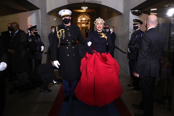 A cantora Lady Gaga sendo conduzida por um soldado para sua apresentação na posse de Joe Biden, em 20 de janeiro de 2021 (Foto: Getty Images)