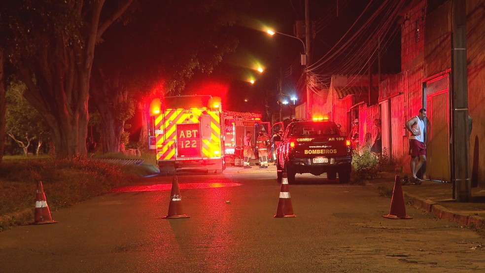 Incêndio destrói casa e deixa dois mortos em Sobradinho, no DF — Foto: TV Globo/Reprodução