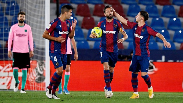 Jogadores do Levante comemoram o gol de León no empate com o Barcelona