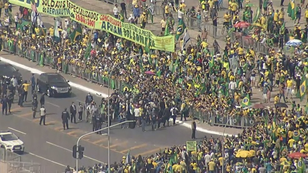 Bolsonaro participa de ato de apoiadores em Brasília e causa aglomeração — Foto: Reprodução/TV Globo