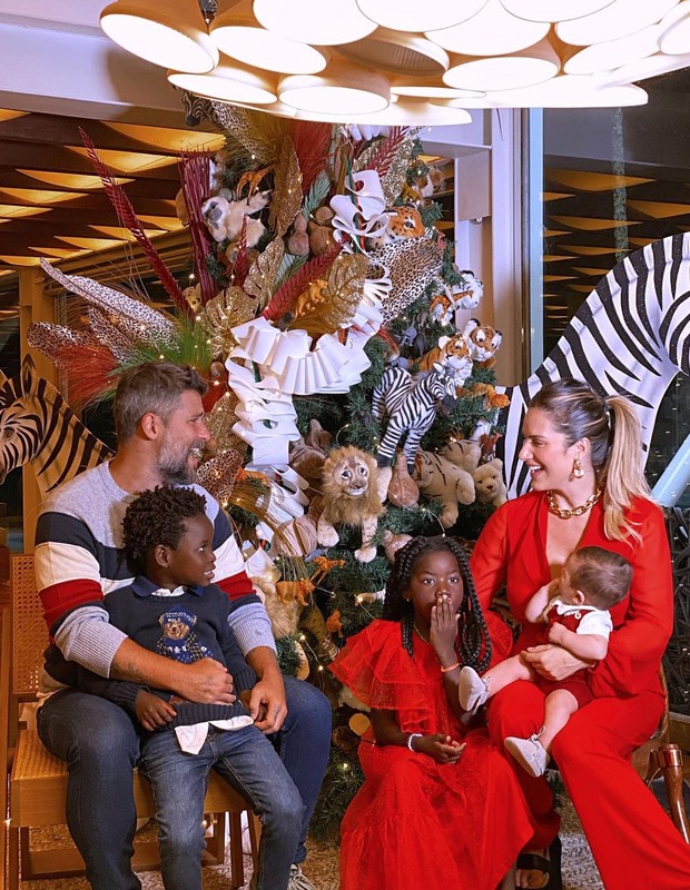 Bruno Gagliasso e Giovanna Ewbank posam com filhos: Natal