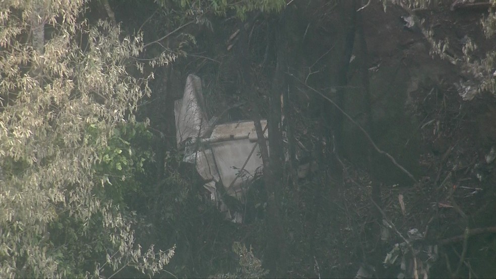 Destroços da aeronave que caiu na Serra da Cantareira nesta segunda — Foto: Reprodução TV Globo