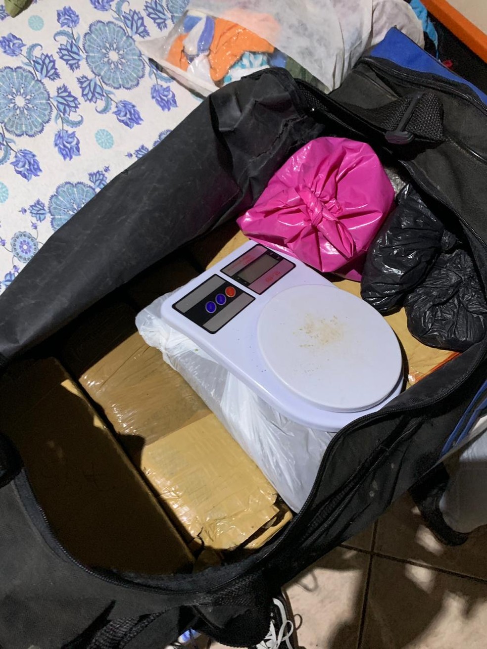 Balança e drogas foram encontradas com suspeitos. — Foto: Polícia Civil/Divulgação