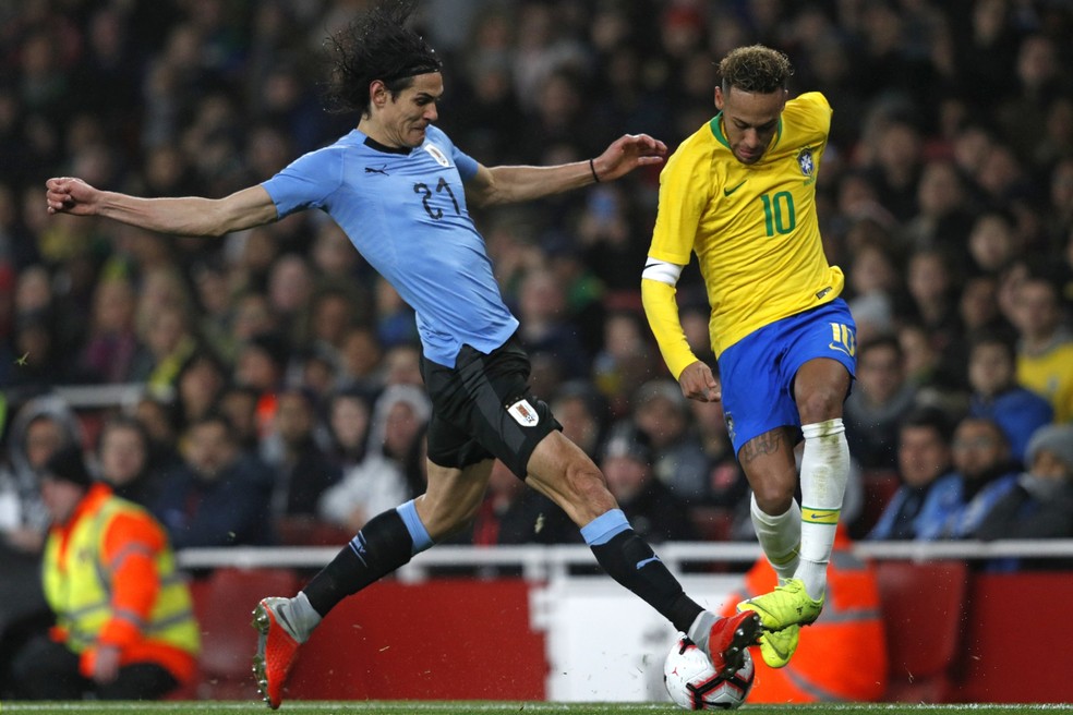 Cavani dá entrada mais dura em Neymar na partida entre Brasil e Uruguai — Foto: AFP