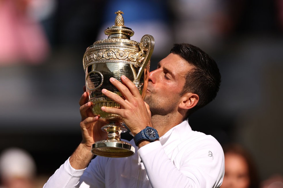 Novak Djokovic beija o troféu de Wimbledon pela sétima vez — Foto: Getty Images