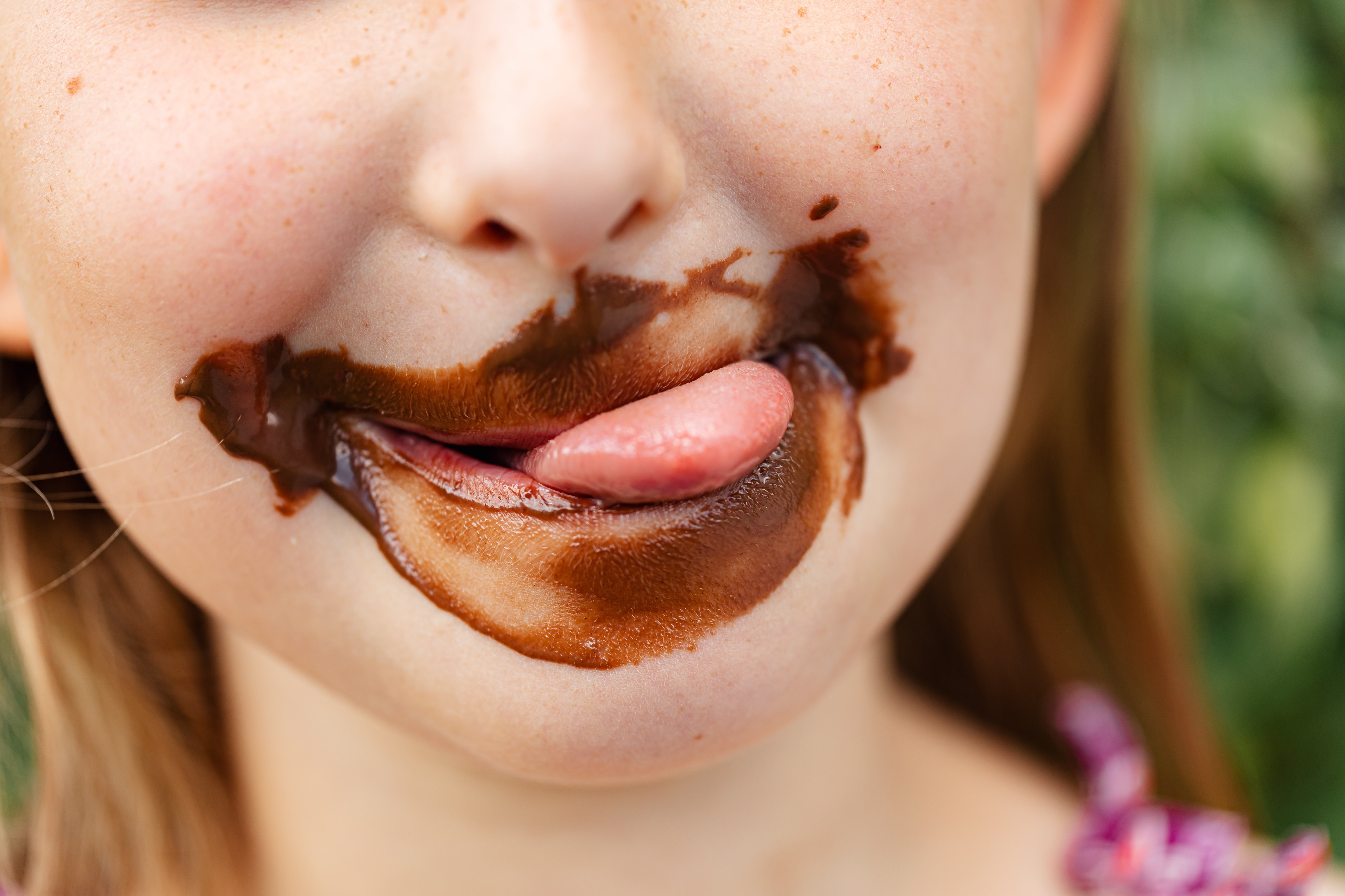 Criança com boca suja de chocolate (Foto: Karolina Grabowska/Pexels)