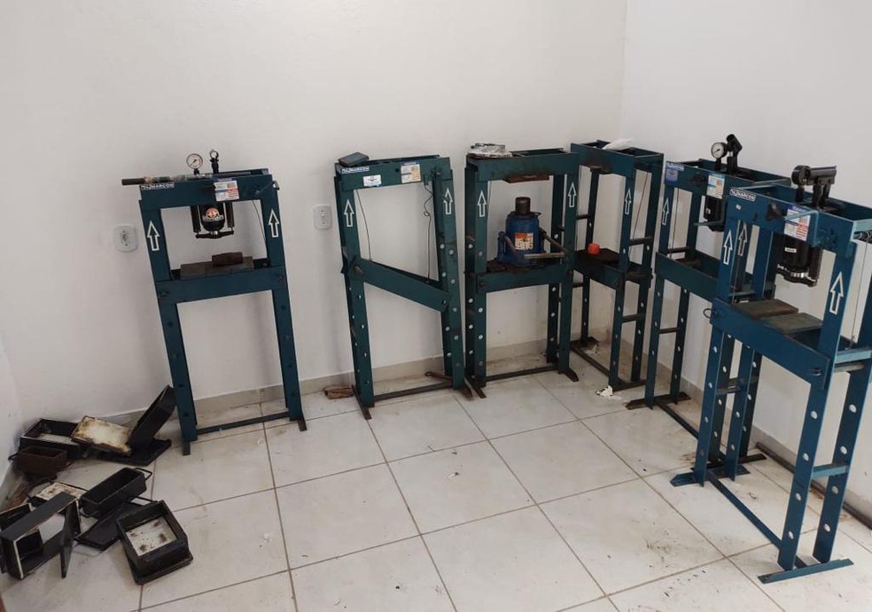 Prensas hidráulicas também foram encontrados no local — Foto: Divulgação/SSP-BA