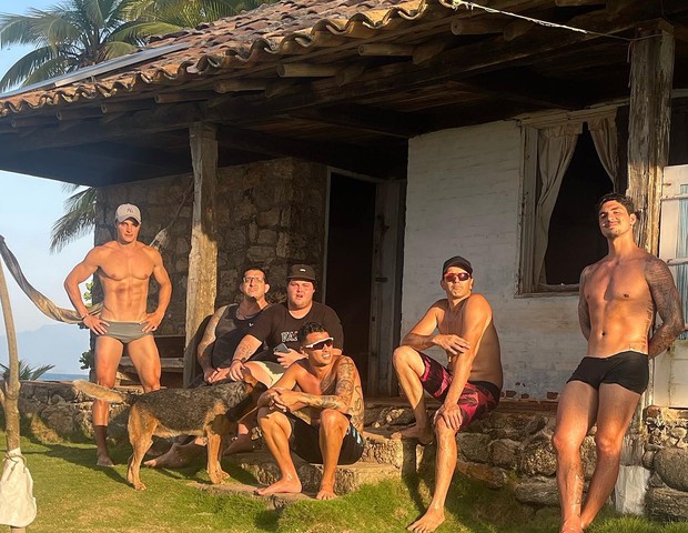Gabriel Medina com amigos em Maresias (Foto: Reprodução/Instagram)