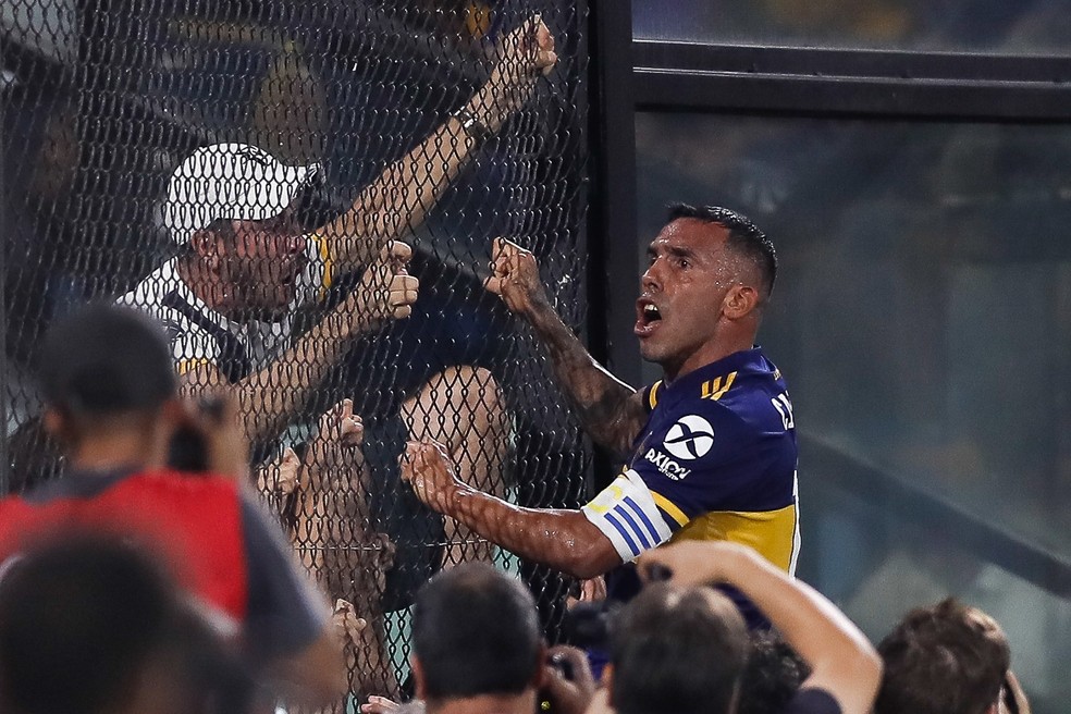 Tevez comemora gol do Boca Juniors com a torcida: empatia — Foto: Juan Ignacio Roncoroni/EFE