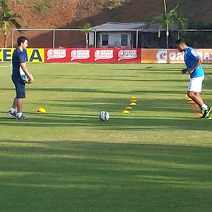 Perto do fim de contrato, Júlio Baptista treina em campo na Toca da Raposa