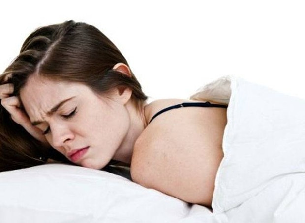 O suor ao dormir pode significar várias coisas. Descubra as causas (Foto: Nutricore/ Reprodução)
