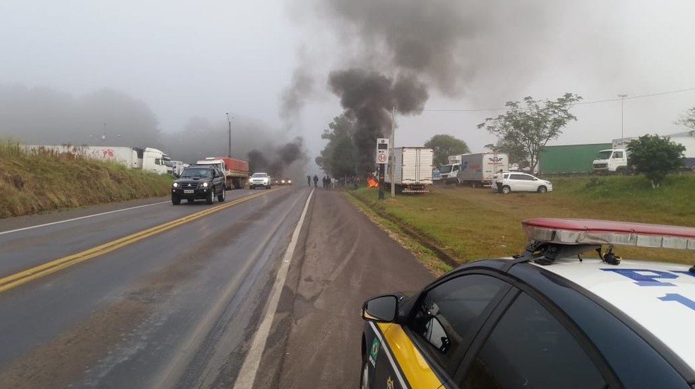 Manifestantes colocaram fogo em pneus na margem da BR-282 em Navegantes (Foto: PRF/Divulgação)