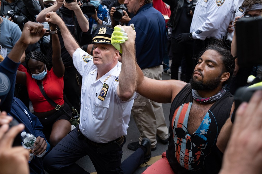 O chefe do departamento de polícia da cidade de Nova York, Terence Monahan, se ajoelha com manifestantes durante uma marcha pela cidade para protestar contra a morte de George Floyd nesta segunda-feira (1º) — Foto: Craig Ruttle/AP