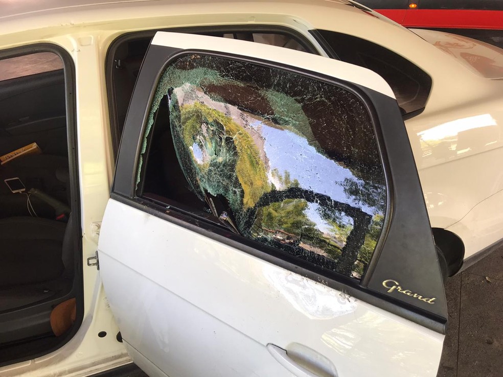 Paralelepípedo foi arremessado contra carro de motorista de aplicativo na zona Norte de Natal — Foto: Cedida