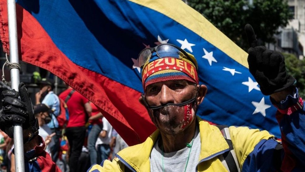A dolarização da economia venezuelana tem diminuído a escassez e aliviado a inflação, segundo especialistas — Foto: Getty Images