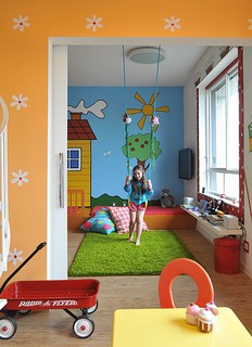 No quarto de Mariana, filha da arquiteta Valéria Blay, o balanço é uma das brincadeiras. O ambiente, todo colorido, é alto-astral e cheio de surpresas