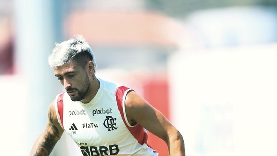 Arrascaeta treina e fará testes para voltar ao Flamengo contra o Fluminense