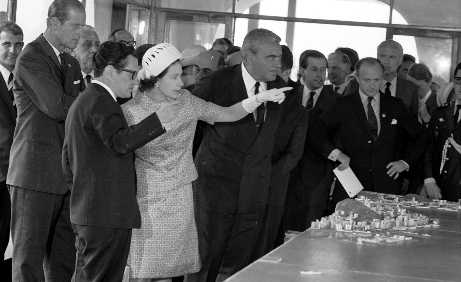 Em visita ao Rio, a rainha Elizabeth, da Inglaterra, observa a maquete da Ponte Rio-Niterói — Foto: Arquivo/09-11-1968