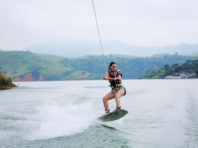 Debora Nascimento arrasa nas manobras do wakeboard (Foto: Reprodução/Instagram)