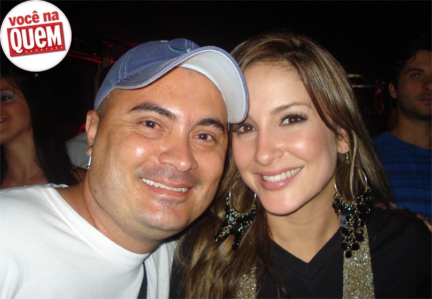 Roberto Medeiros e Claudia Leitte (Rio de Janeiro – RJ): “Conheci a Claudia Leite no show do Black Eyed Pears na Apoteose. Ela é um amor e super simpática. Não se importou de parar de ver o show e tirou as fotos com vários fãs.” (Foto: Reprodução)