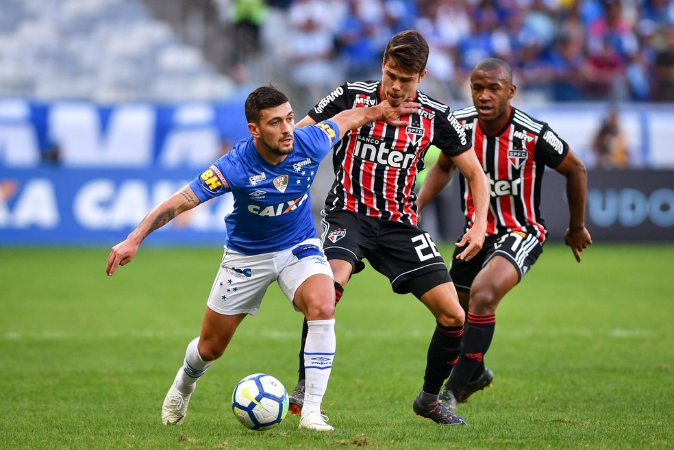 Araruna e Luan Santos, formados na base do Tricolor, em ação contra o Cruzeiro (Foto: Agência I7)