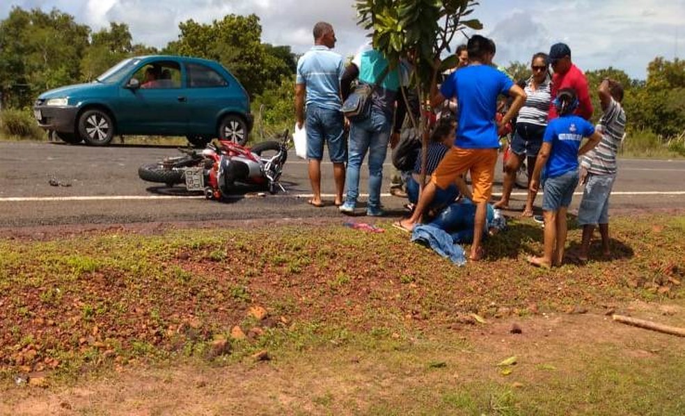 Acidente entre duas motocicletas na PI-111 deixou um idoso morto e duas mulheres feridas, entre elas uma grávida — Foto: Divulgação/ Polícia Militar