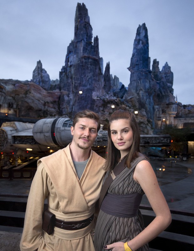 Camila Queiroz e Klebber Toledo conheceram a nova atração da Disney inspirada em Star Wars (Foto: Divulgação Walt Disney World / Gregg Newton)
