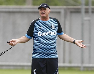 Felipão diz que ainda não tem base e pede paciência para primeiros jogos