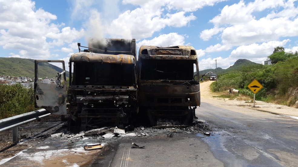 Caminhões pegaram fogo na BR-232, em Arcoverde — Foto: Divulgação/Polícia Rodoviária Federal
