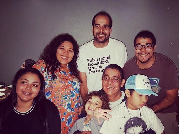 Zeca Pagodinho com a família (Foto: Reprodução/Instagram)