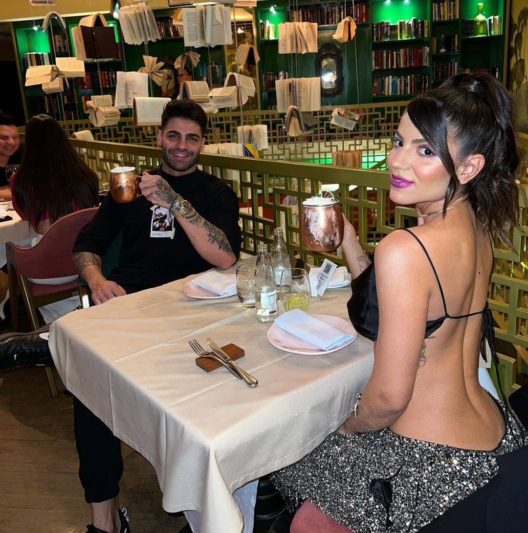 Hariany Almeida exibe look para jantar (Foto: Reprodução/Instagram)