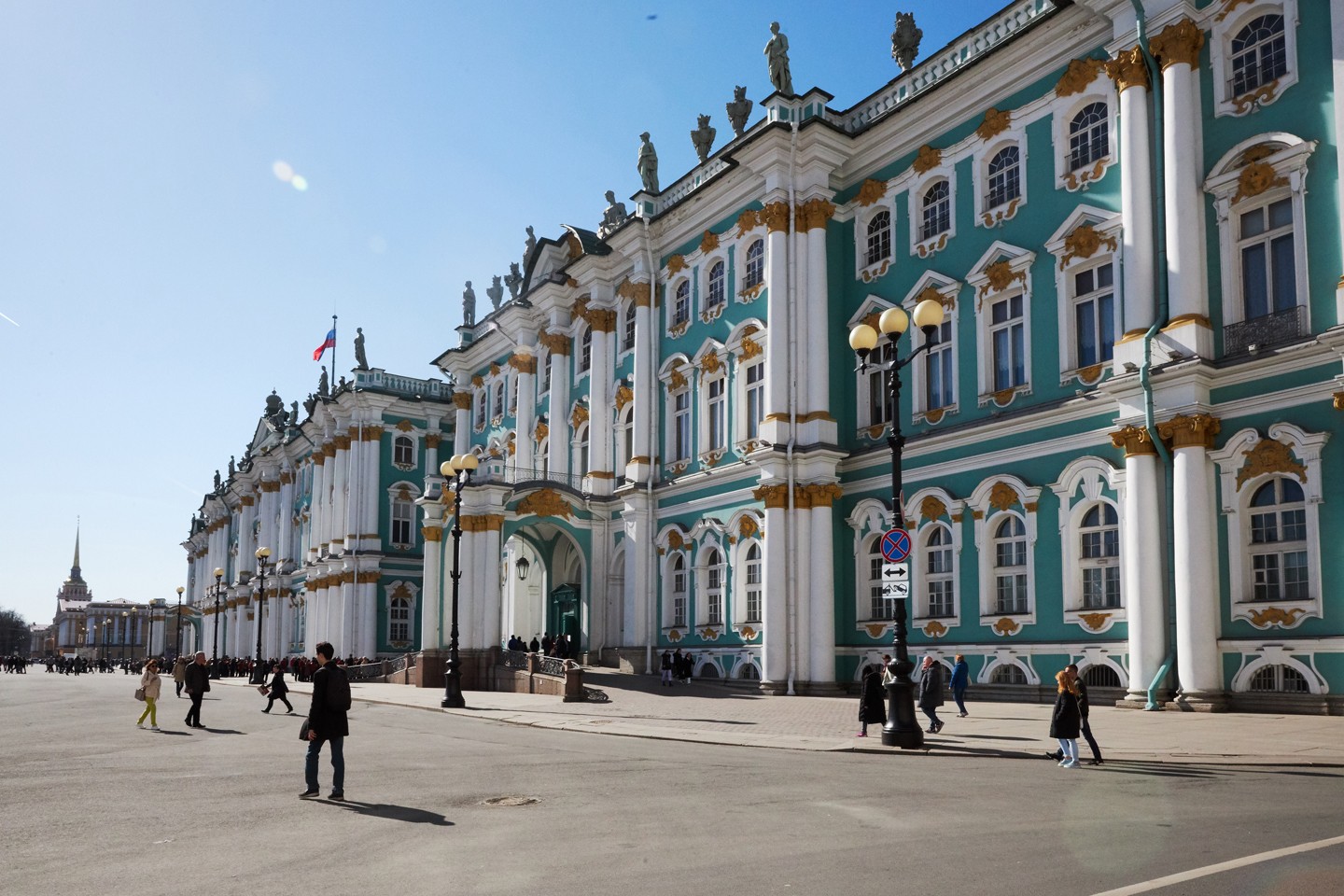SAINT PETERSBURG, RUSSIA - APRIL 18: General view of the Hermitage Museum on April 18, 2019 in Saint Petersburg, Russia. Lavazza, partner of the Hermitage Museum in St. Petersburgh supports the exhibition 'Gods, Men, Heroes' From the Naples National Archa (Foto: Getty Images for Lavazza)