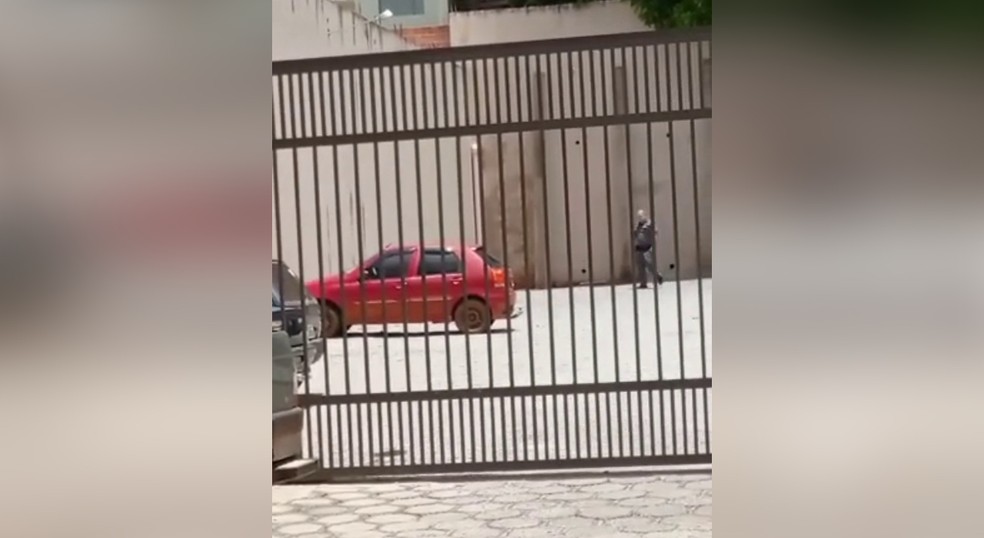 Os policiais foram chamados por moradores, que encontraram o corpo dentro do carro, em Itaberá (SP).  — Foto: Redes sociais