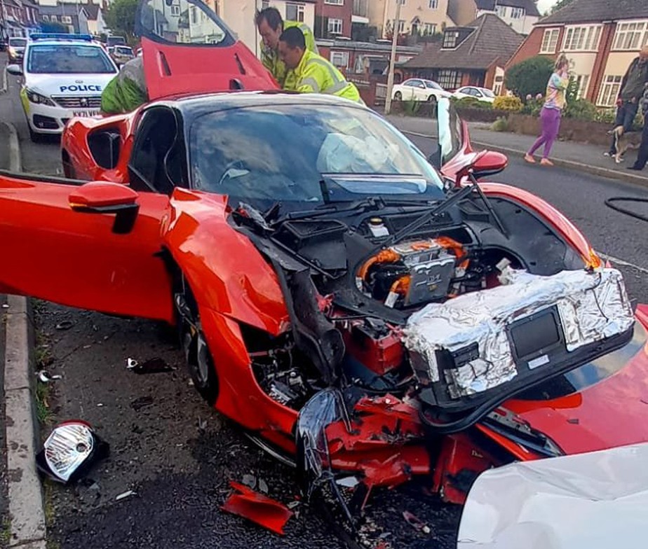 Ferrari SF90 Stradale envolvida em acidente no Reino Unido